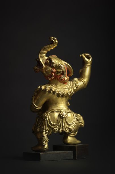 TRAVAIL SINO-TIBETAIN - XVIIIe siècle ◆ Statuette de personnage à tête de Makara...