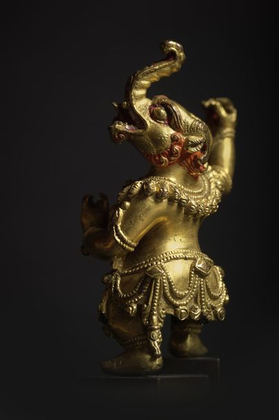 TRAVAIL SINO-TIBETAIN - XVIIIe siècle ◆ Statuette de personnage à tête de Makara...