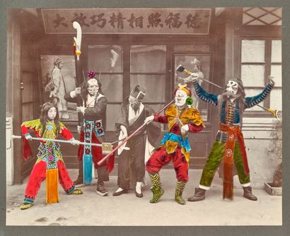 CHINE - Début XXe siècle ● Ensemble comprenant dix photographies sur papier albuminé,...