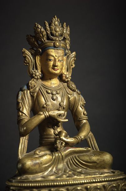 TRAVAIL SINO-TIBETAIN - XVIIIe siècle Brass statuette of Vajradhara, his face lacquered...