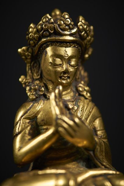 TRAVAIL SINO-TIBETAIN - XVIIIe/XIXe siècle Small gilded bronze Vairocana Buddha statue...