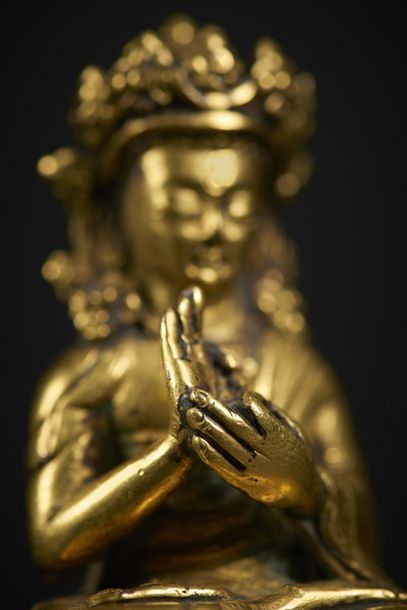 TRAVAIL SINO-TIBETAIN - XVIIIe/XIXe siècle Small gilded bronze Vairocana Buddha statue...
