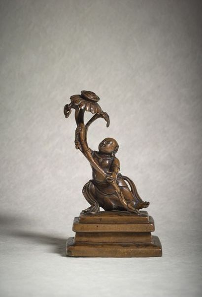 TIBET - XVIIIe siècle Bronze statuette with brown patina, child on a rectangular...