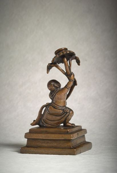 TIBET - XVIIIe siècle Statuette en bronze à patine brune, enfant sur un socle de...