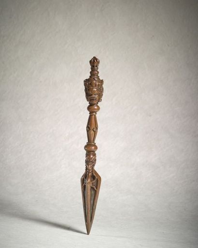 TIBET - XVIIIE/XIXE SIÈCLE Phurbu en bronze, la pointe ornée de têtes de makara,...