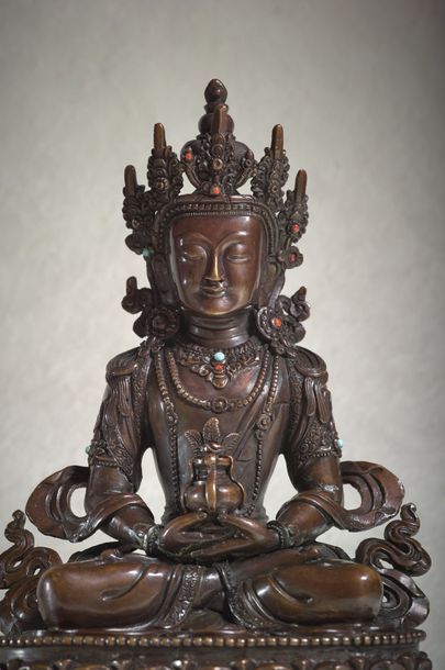 TRAVAIL SINO-TIBETAIN - XIXe siècle Bronze statuette of Amitayus with a brown patina...
