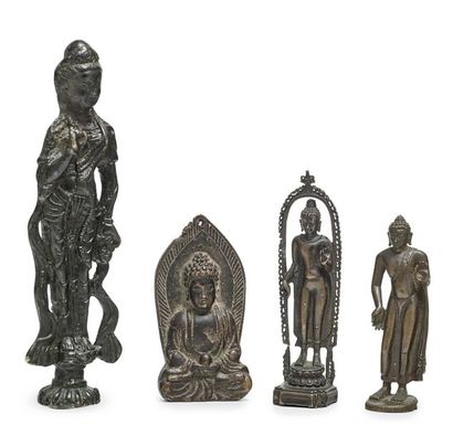 TIBET - Début XXe siècle Deux petites statuettes de bouddha debout en bronze, les...