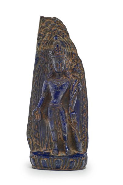 TIBET - VERS 1900 Statuette de boddhisattva Padmapani en lapis lazuli, se tenant...