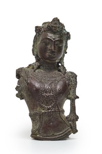 TIBET - XVIe/XVIIe siècle Buste de boddhisattva en bronze, en léger tribhanga, paré...