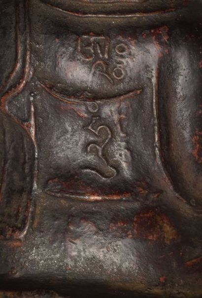 TIBET - XVIIIe siècle Statuette du bouddha Amitayus en pierre sculptée laquée, assis...