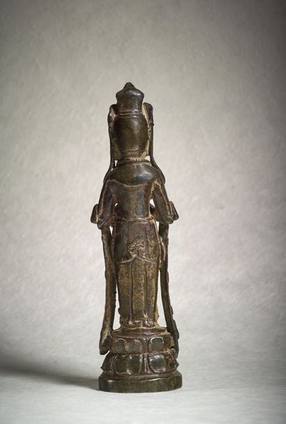 COREE - XIVe/XVe siècle ● Statuette de Kwanum (Guanyin) en bronze à traces de dorure...