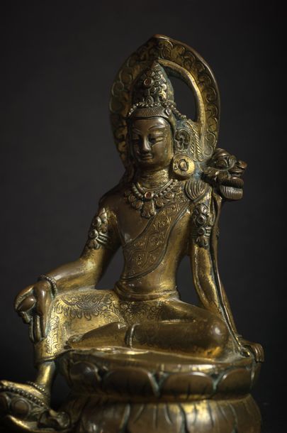 NEPAL - XVIe/XVIIe siècle ● Statuette d'Avalokitesvara en bronze doré, assis devant...