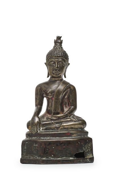 THAILANDE - XVIe/XVIIe siècle Statuette of Buddha Sakyamuni in bronze with traces...