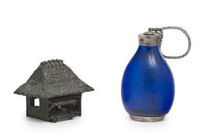 JAPON - Epoque MEIJI (1868 - 1912) Okimono in bronze with brown patina, small thatched...