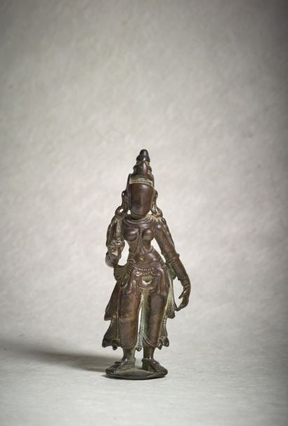 INDE DU SUD - XIIIe siècle Statuette de Parvati debout en bronze à patine brune en...