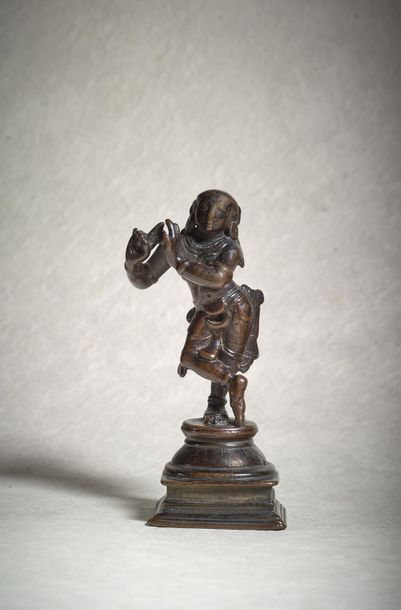 INDE DU SUD - VIJAYANAGAR, XIVe/XVIe siècle Bronze statue with brown patina of Krishna...
