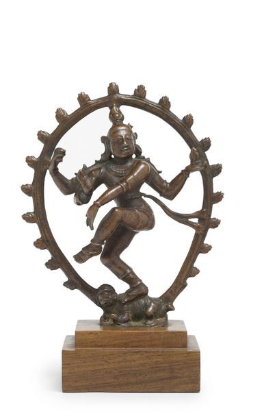 INDE du sud - XVIe/XVIIe siècle Deux statuettes en bronze à patine brune:
- Shiva...