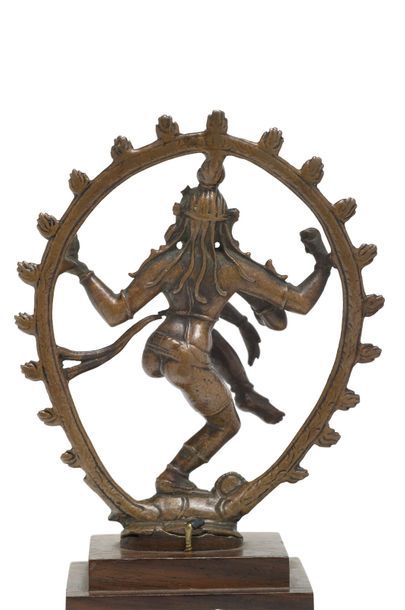 INDE du sud - XVIe/XVIIe siècle Deux statuettes en bronze à patine brune:
- Shiva...