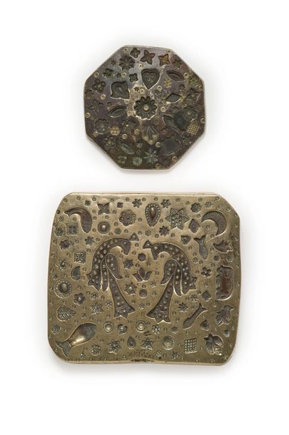 INDE - XVIIe/XVIIIe siècle Deux moules en bronze pour la fabrication de bijoux, l'un...