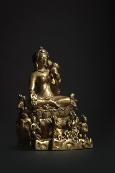 INDE, Sikkim - XVIIIe siècle Petite statuette de Sarasvati en bronze doré assise...