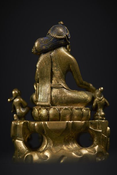 INDE, Sikkim - XVIIIe siècle Petite statuette de Sarasvati en bronze doré assise...