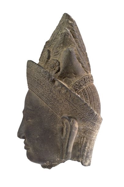 CAMBODGE - PÉRIODE KHMÈRE, ANGKOR VAT, XIIE SIÈCLE Boddhisattva head in sandstone...