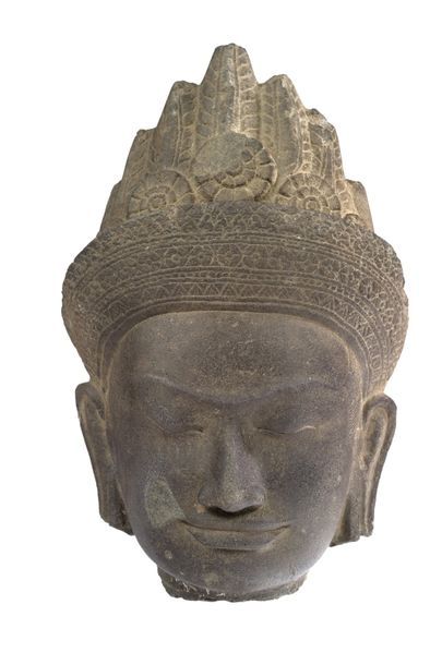 CAMBODGE - PÉRIODE KHMÈRE, ANGKOR VAT, XIIE SIÈCLE Boddhisattva head in sandstone...