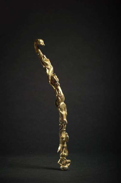 CHINE - Epoque HAN (206 av. JC - 220 ap. JC) ● Fibule en bronze doré en forme de...