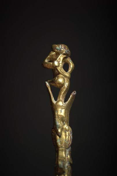 CHINE - Epoque HAN (206 av. JC - 220 ap. JC) ● Fibule en bronze doré en forme de...