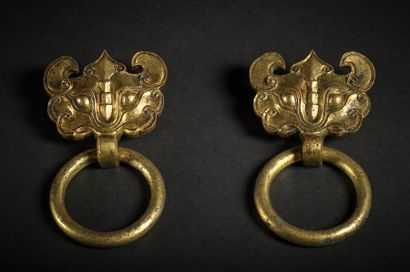 CHINE - Epoque HAN (206 av. JC - 220 ap. JC) ● Paire d'anses en bronze doré en forme...