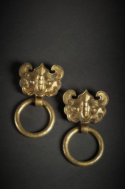 CHINE - Epoque HAN (206 av. JC - 220 ap. JC) ● Paire d'anses en bronze doré en forme...