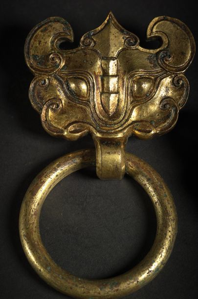 CHINE - Epoque HAN (206 av. JC - 220 ap. JC) ● Pair of gilded bronze handles in the...
