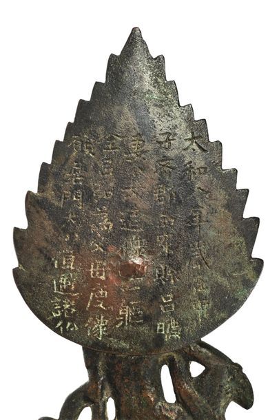 CHINE - Epoque WEI (386 - 557 ap. JC) Statuette de bouddha en bronze à patine brune,...