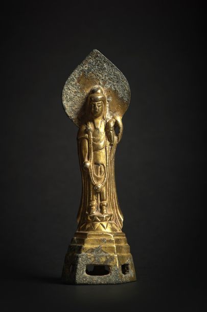 CHINE - Epoque TANG (618-907) Statuette d'Avalokitesvara en bronze doré debout sur...