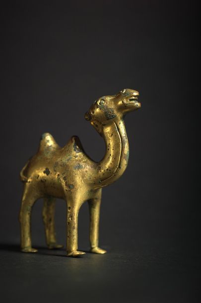 CHINE - Epoque TANG (618-907)/SONG (960 - 1279) Statuette de chameau debout en bronze...