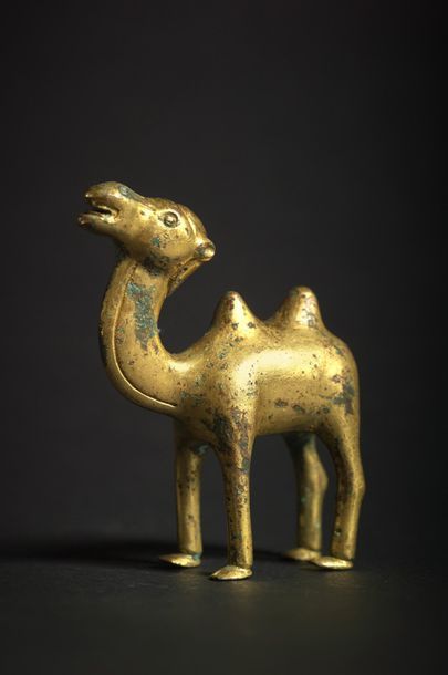 CHINE - Epoque TANG (618-907)/SONG (960 - 1279) Statuette de chameau debout en bronze...