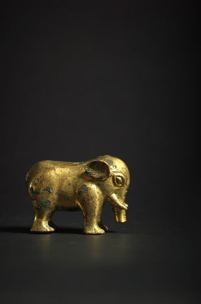 CHINE - Epoque TANG (618 - 907)/SONG (960 - 1279) Statuette d'éléphant debout en...