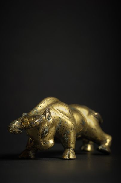 CHINE - Epoque SONG (960 - 1279) Standing bull statue in gilded bronze with green...