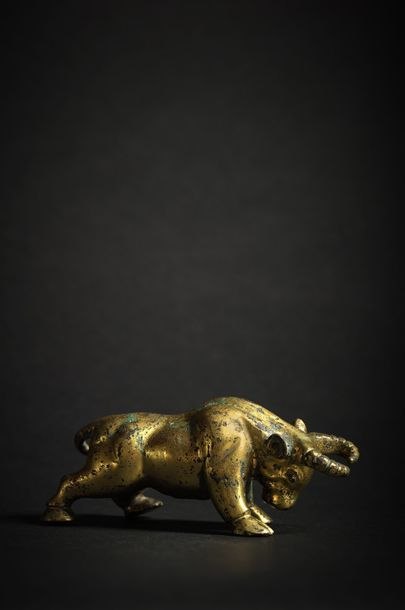 CHINE - Epoque SONG (960 - 1279) Statuette de taureau debout en bronze doré à patine...