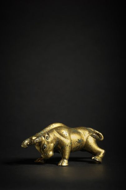 CHINE - Epoque SONG (960 - 1279) Standing bull statue in gilded bronze with green...