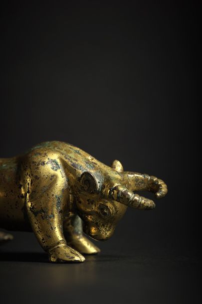 CHINE - Epoque SONG (960 - 1279) Standing bull statue in gilded bronze with green...