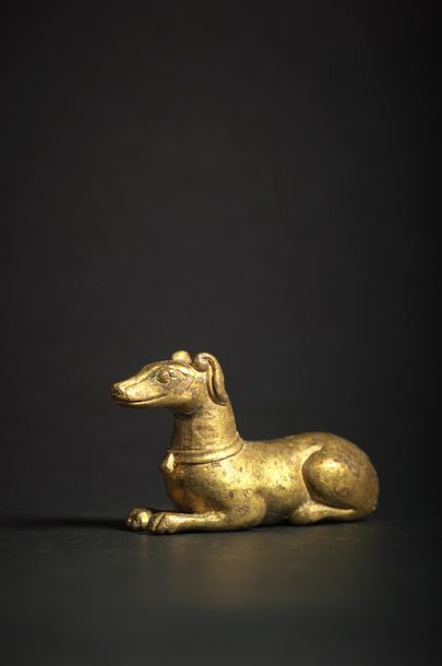 CHINE - Epoque SONG (960 - 1279) Statuette de lévrier couché en bronze doré, portant...