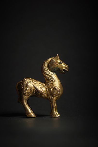 CHINE - Epoque TANG (618 - 907)/SONG (960 - 1279) Statuette de cheval debout en bronze...