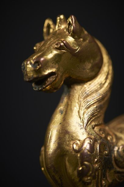 CHINE - Epoque TANG (618 - 907)/SONG (960 - 1279) Statuette de cheval debout en bronze...