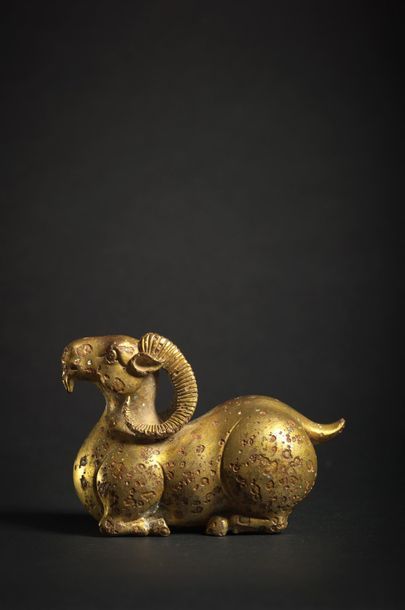 CHINE - Epoque SONG (960 - 1279) ◆ Statuette de bouc couché en bronze doré, ses grandes...