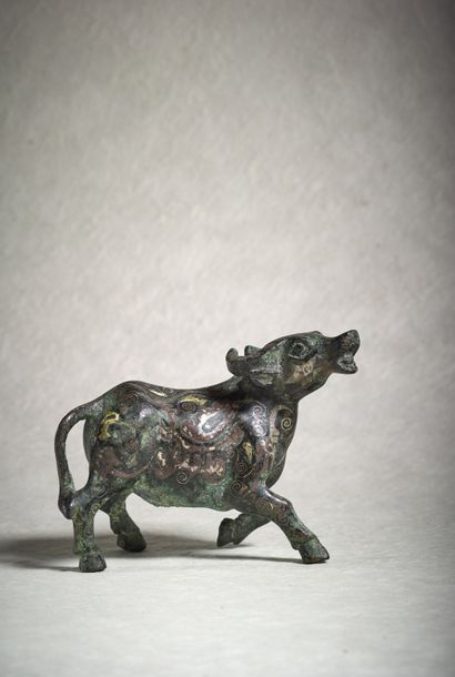 CHINE - Epoque SONG (960 - 1279)/MING (1368 - 1644) ◆ Statuette de buffle en bronze...