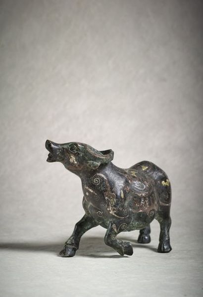 CHINE - Epoque SONG (960 - 1279)/MING (1368 - 1644) ◆ Statuette de buffle en bronze...