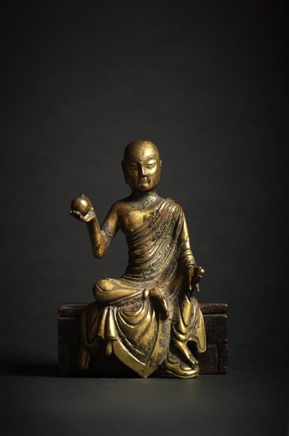 CHINE - XIIIe/XIVe siècle ● Luohan statue in gilded bronze, sitting in rajalilasana,...
