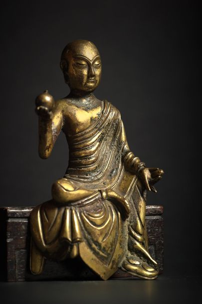 CHINE - XIIIe/XIVe siècle ● Statuette de Luohan en bronze doré, assis en rajalilasana,...