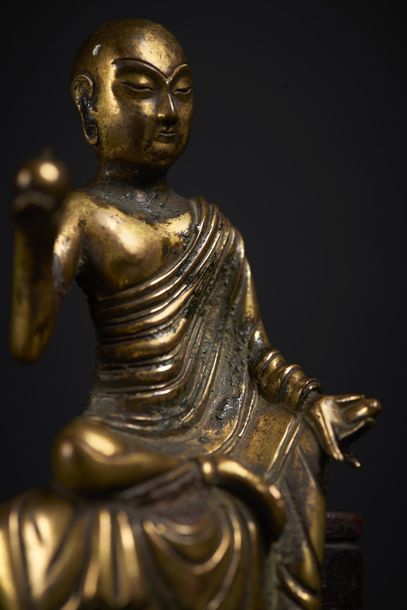 CHINE - XIIIe/XIVe siècle ● Statuette de Luohan en bronze doré, assis en rajalilasana,...